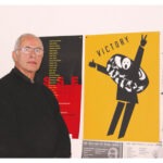 Jochen Fiedler neben seinem Plakat Sieger (Siebdruck, um 2006, Eigenauftrag)
