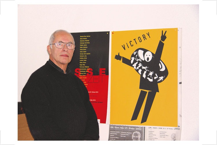 Jochen Fiedler neben seinem Plakat Sieger (Siebdruck, um 2006, Eigenauftrag)