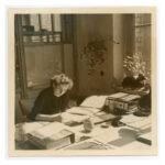 Lieselotte Kantner am Schreibtisch, undatiert, zwischen 1952 und 1959