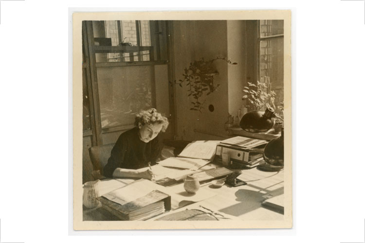 Lieselotte Kantner am Schreibtisch, undatiert, zwischen 1952 und 1959