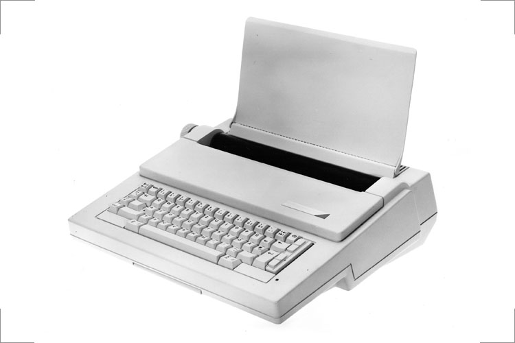 Elektronische Kleinschreibmaschine „erika 3004“ _ S 3010 , Modell 1:1, BerlinFoto 4c, 1988 89, 1990 Gutes Design