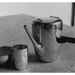 06 Günter Reißmann, Teekännchen mit Milchkännchen und Zuckerschale, 1957, Silber aufgezogen, stahlpoliert