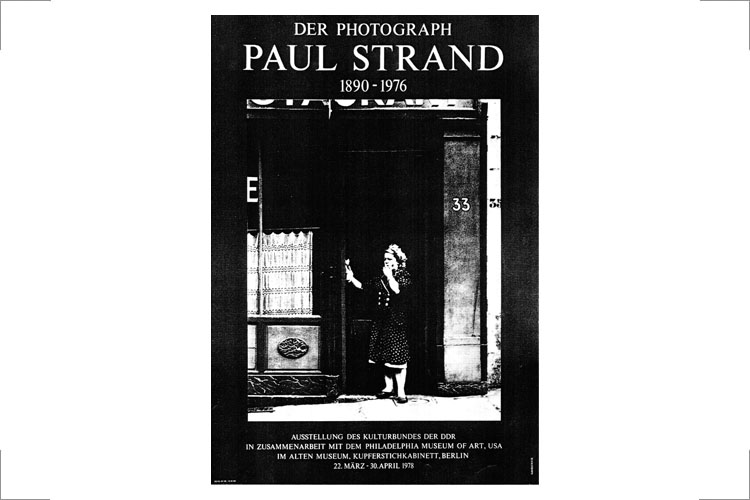 Handschick, Der Photograph Paul Strand, Ausstellungsplakat, 1978 Ausstellung des Kulturbundes der DDR in Zusammenarbeit mit dem Philadelphia Museum of Art, USA, im Alten Museum, Kupferstichkabinett, Berlin, 22. März – 30. April 1978