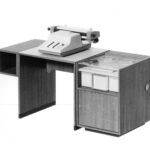 modulares Büromöbelsystem, furnierte Spanplatte mit Lochbandleser und -stanzer, 1972 73, Foto Georg Eckelt, 10a: Neg.-Nr. 12 1561