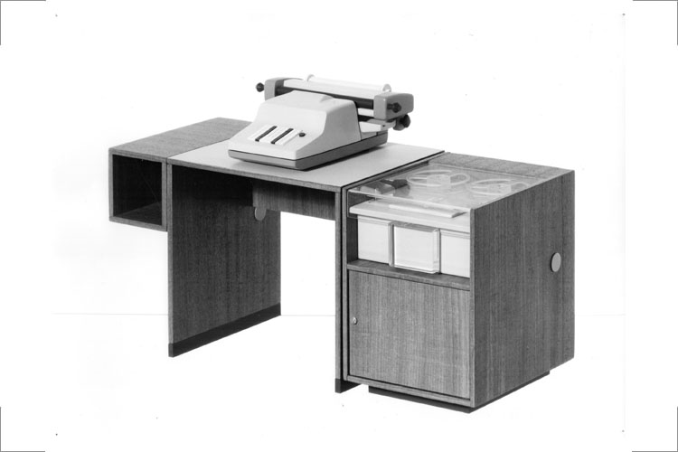 modulares Büromöbelsystem, furnierte Spanplatte mit Lochbandleser und -stanzer, 1972 73, Foto Georg Eckelt, 10a: Neg.-Nr. 12 1561