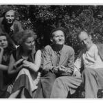 Prof. Ernst Rudolf Vogenauer mit Studenten, von links: Regina Gebhard, Edith Witt („Teddy“), Vogenauer, ganz rechts Walter Howard (Bildhauer), oben: Eberhard Baumann („Ebo“)