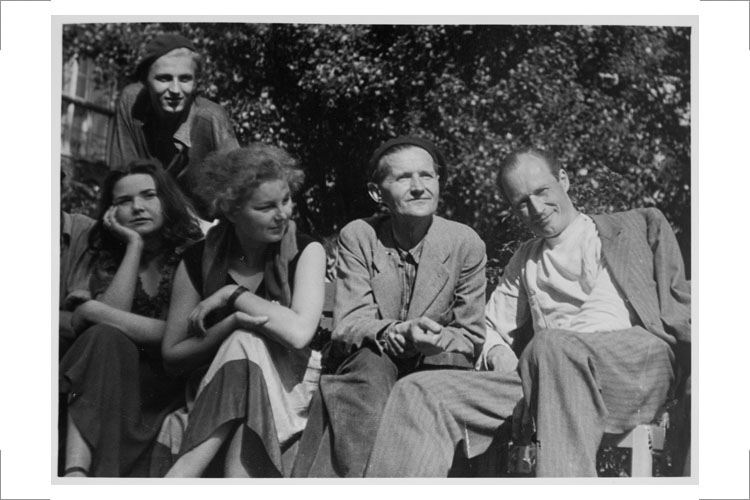 Prof. Ernst Rudolf Vogenauer mit Studenten, von links: Regina Gebhard, Edith Witt („Teddy“), Vogenauer, ganz rechts Walter Howard (Bildhauer), oben: Eberhard Baumann („Ebo“)