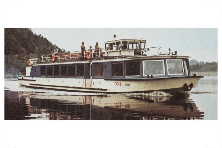 Gestaltung und Farbentwürfe für Binnenfahrgastschiff mit absenkbarer Kommandobrücke, 1975 Ausführung, Entwurf: F. Wulsten, Institut für Schiffbau, Schwerdner, Yachtwerft Auftraggeber: Yachtwerft Berlin, Blaues Fensterband realisiert.