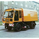 15 Straßenkehrmaschine KM 2301 Fahrerkabine, für Spezialfahrzeugwerk Berlin Adlershof, 1979 Serienfahrzeug, Foto: Spezifa Berlin, „Gutes Design“