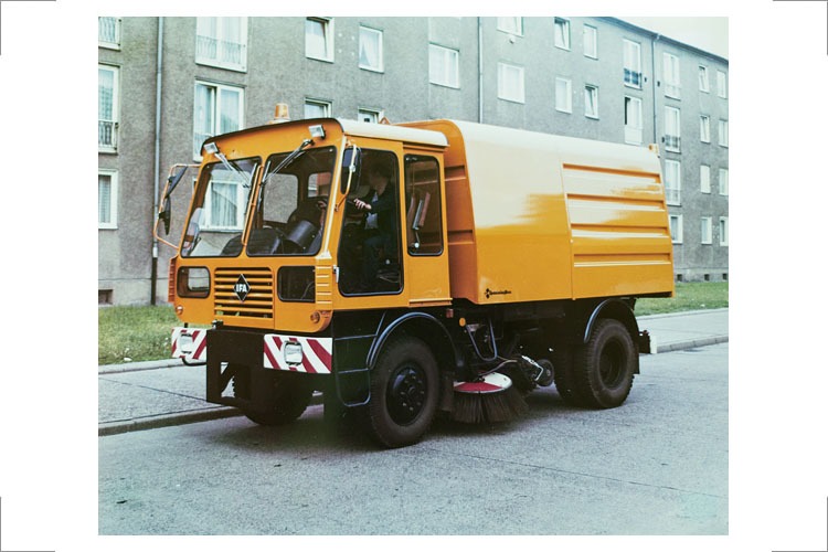 15 Straßenkehrmaschine KM 2301 Fahrerkabine, für Spezialfahrzeugwerk Berlin Adlershof, 1979 Serienfahrzeug, Foto: Spezifa Berlin, „Gutes Design“
