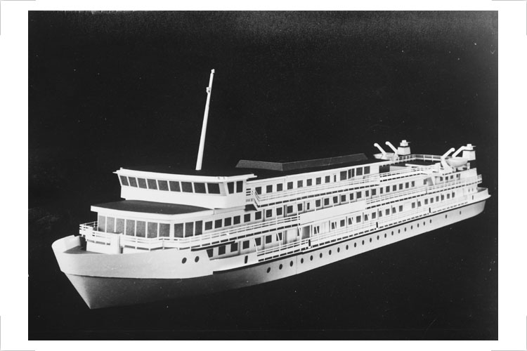 Binnenfahrgastschiff BIFA 302, 1985 für den Export in die UdSSR, Papiermodell (Modellbau: M. Vorbeck), in Zusammenarbeit mit dem Chefkonstrukteur der Elbewerft, Jäkel, wurde das Architekturprojekt für das BIFA 302 erarbeitet. Auftraggeber: Elbewerft Boizenburg
