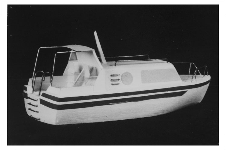Campingboot, 1985, Modell Entwurf F. Wulsten, Modell: M. Vorbeck, Institut für Schiffbau Auftraggeber: Volkswerft Stralsund
