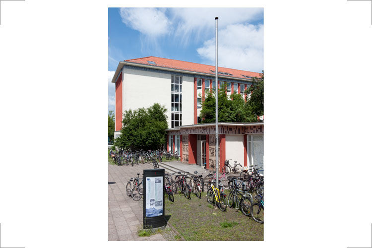 Eingang der Kunsthochschule Berlin Weißensee, Foto: Kristina Straus; Signet der Kunsthochschule KHB von Friedrich Porsdorf