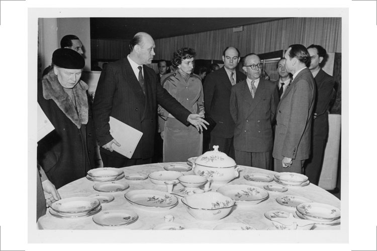 Messebegutachtung Leipzig, Durchgang durch Messemuster; 3.v.l. Gölling erklärt, ganz rechts: Werner (?) Miersch, 4.v.r. Willi-Peter Konzok, Stellvertretender Minister für Leichtindustrie, undatiert, Foto: Rössing-Winkler Pressefotografen