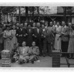 Gruppenfoto der Mitarbeiter des Instituts für angewandte Kunst, 4.v.r. L. Kantner, undatiert