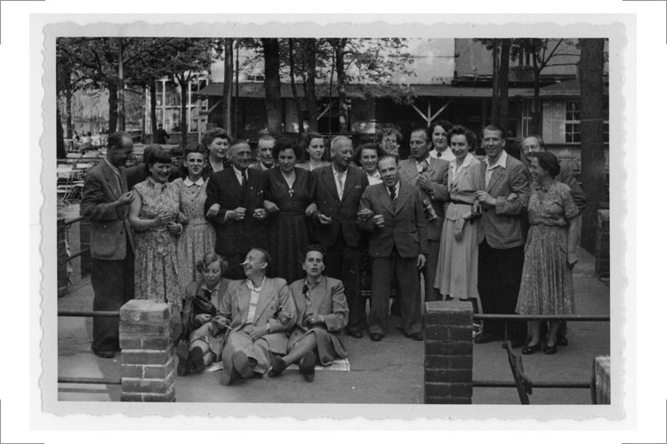 Gruppenfoto der Mitarbeiter des Instituts für angewandte Kunst, 4.v.r. L. Kantner, undatiert