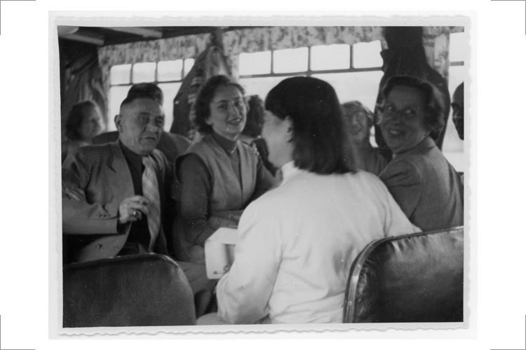 Ausflug von Mitarbeitern des Institutes für angewandte Kunst, v.l.n.r. NN, L. Kantner, Albert Buske, vorn mit Rücken zum Fotografen Marianne Brandt, rechts daneben Lotte Daubenspeck, undatiert (um 1953), Foto: Fischer Berlin