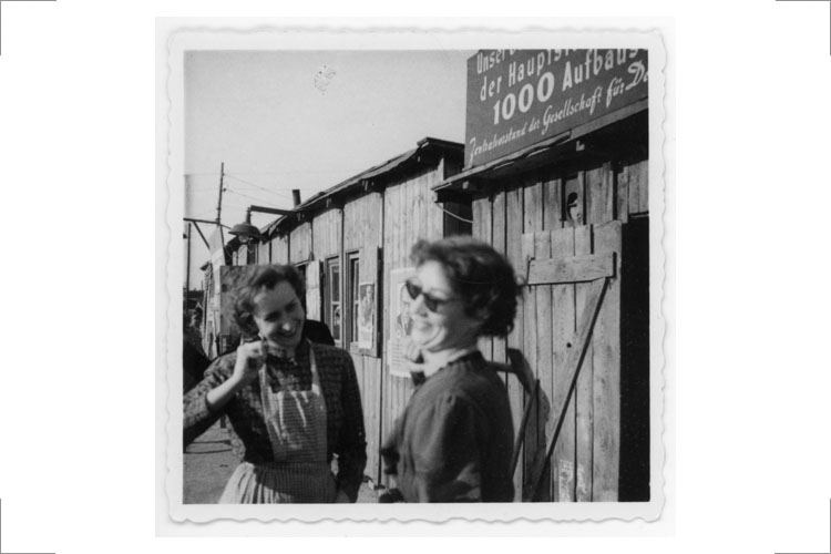 Kantner Lieselotte und Katja Selbmann (rechts) beim Enttrümmern, undatiert. Foto: Linden