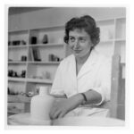 Lieselotte Kantner beim Modellbau, beim Drehen der Kanne Hamburg für Fa. Melitta, undatiert (um 1960)