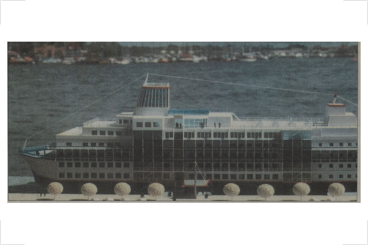 Einkaufszentrum „Portcenter“ für Rostock, 1990, Foto vor dem Verholen nach Putgarten, wo das Portcenter aktuell liegt, Entwurf: W. Müller, W. Modler, F. Wulsten, Institut für Schiffbau
