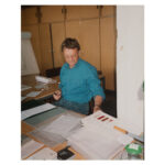 Fritz Wulsten im Gestaltungsbüro vom Institut für Schiffbau in der Villa des ehemaligen Werftdirektors der Neptunwerft, 1988