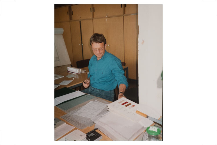 Fritz Wulsten im Gestaltungsbüro vom Institut für Schiffbau in der Villa des ehemaligen Werftdirektors der Neptunwerft, 1988