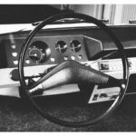 3 Armaturentafel für Wartburg 353, Modell, Diplomarbeit (mit Serien-Lenkrad von Erich John), für Automobilwerk Eisenach (AWE), 1968, Tachometer für mehrere Jahre in Serienproduktion, Foto: Heinz Böhme, Berlin