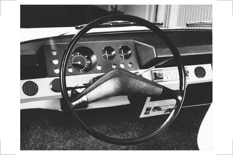 3 Armaturentafel für Wartburg 353, Modell, Diplomarbeit (mit Serien-Lenkrad von Erich John), für Automobilwerk Eisenach (AWE), 1968, Tachometer für mehrere Jahre in Serienproduktion, Foto: Heinz Böhme, Berlin